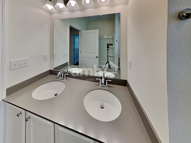Building Photo - 33860 Night Lily Dr