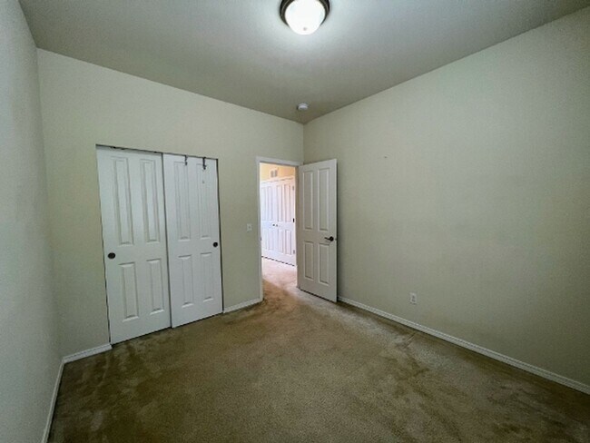 Building Photo - Pet Friendly 3 Bedroom in Campus Glen Neighborhood