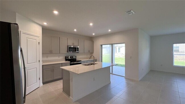 Building Photo - 5557 Tranquila Ln