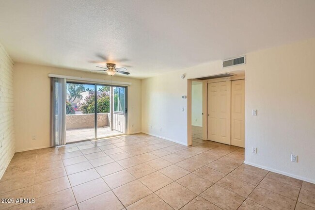 Building Photo - Luxury and Resort like Living at Scottsdale Park Place!!!  Tile throughout, light, bright and Pri...