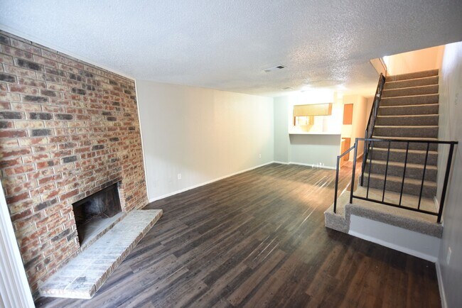 Building Photo - Spacious 2 story town home with fenced yard!