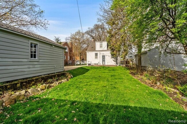 Building Photo - 822 N Gainsborough Ave