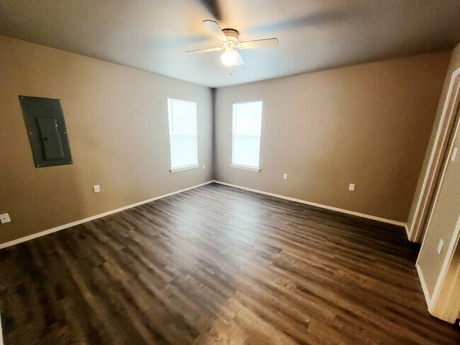 Building Photo - 3 bedroom 2 bath home