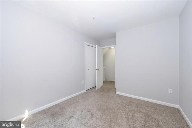 Building Photo - 161 Heathfield Dr