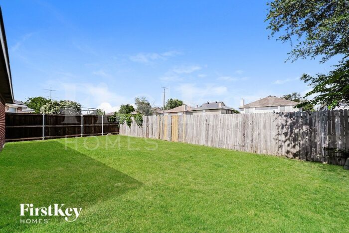 Building Photo - 5621 Wellston Dr
