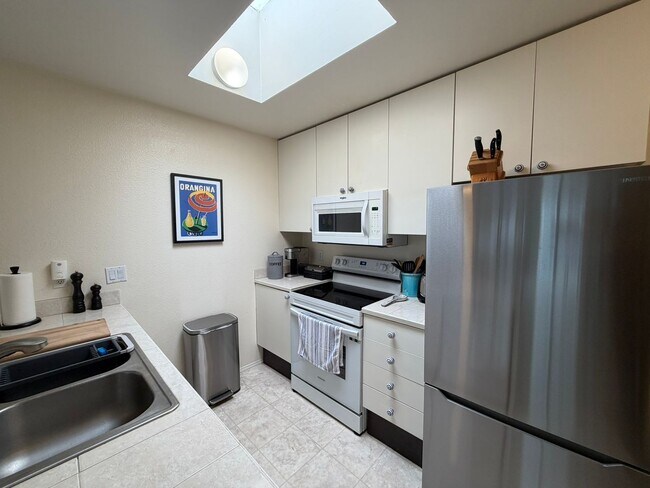 Building Photo - Light-Filled 1 Bed / 1 Bath Condo in UTC, San Diego – Skylights & Balcony