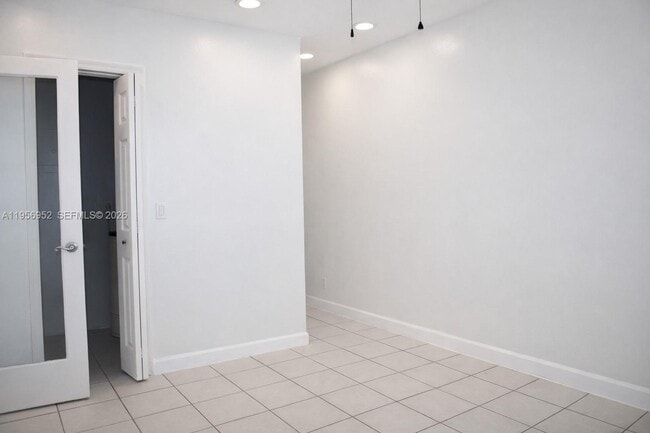 Building Photo - 1100 NE 9th Ave