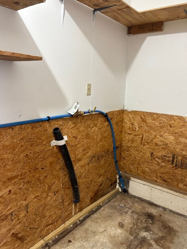 Building Photo - 703 White Rd