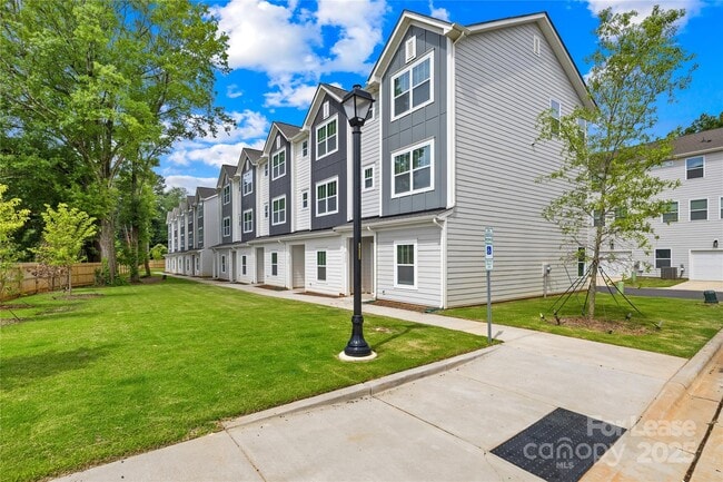 Building Photo - 4126 Salient St