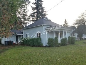 Building Photo - Super Cute 2bd Ranch Style Hillsboro home w/Garage, w/d hookups and yard!