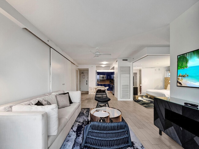 Building Photo - 3101 Bayshore Dr