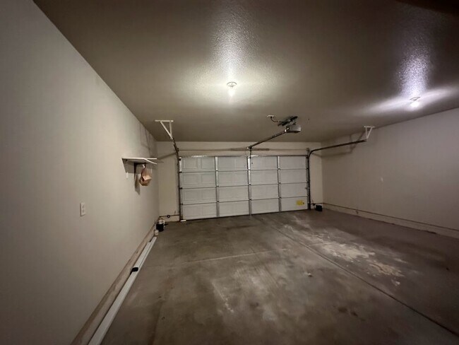 Building Photo - Well maintained home in desirable neighborhood!