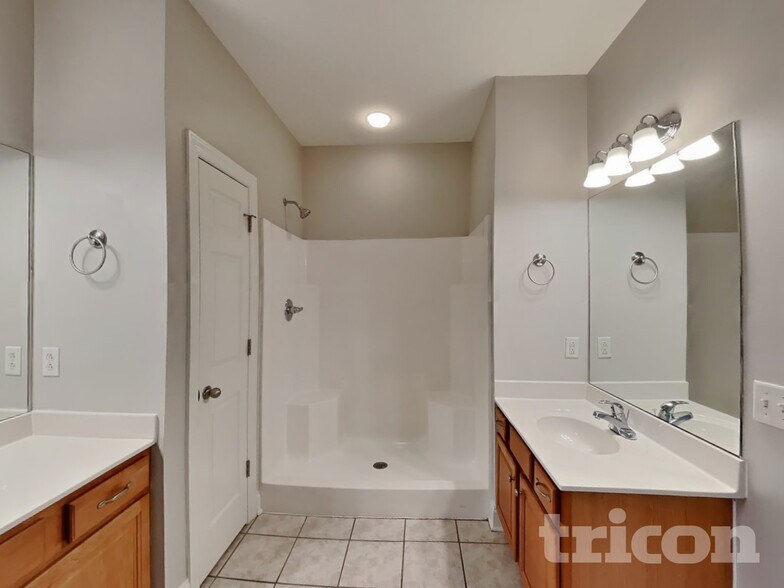 Building Photo - 4412 Spring Cove Dr