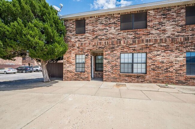 Building Photo - NOW LEASING : 3 Bed 2.5 Bath Townhouses