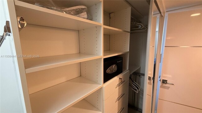 Building Photo - 100 Bayview Dr