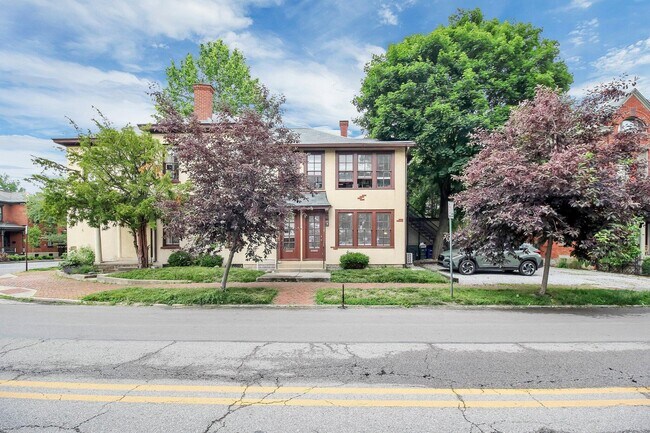 Building Photo - 174 Reinhard Ave