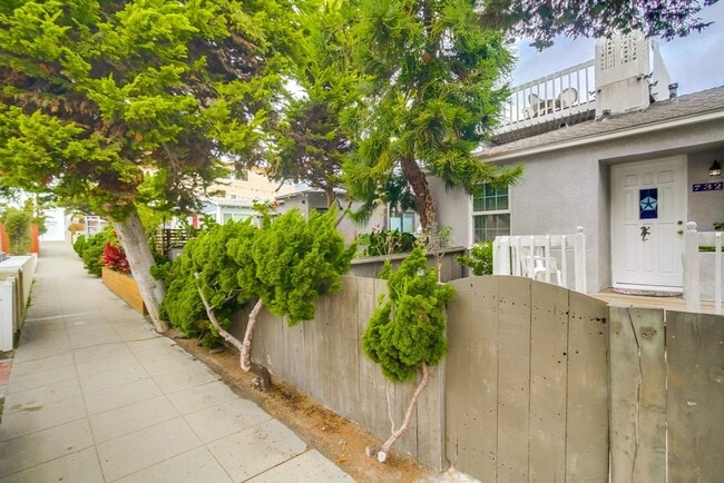 Building Photo - Price drop! Cozy Home Between Mission Beach and Mission Bay with Parking and Rooftop Deck!