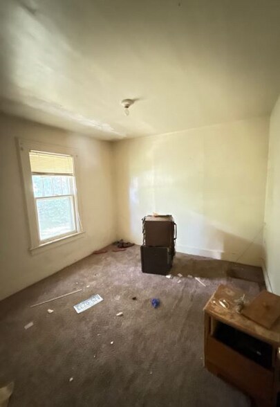 Building Photo - 1613 E Johns Ave