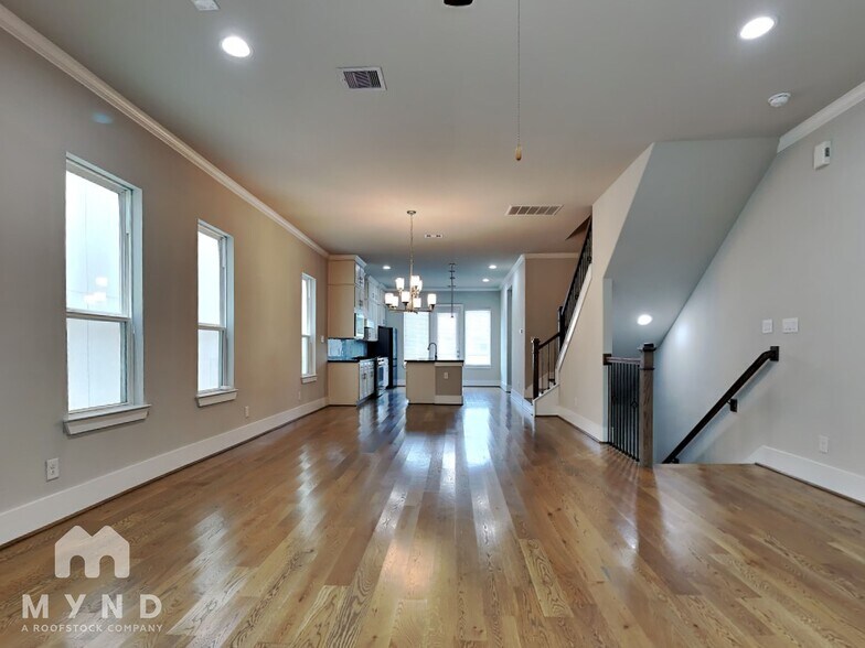 Building Photo - 1313 W 24th St