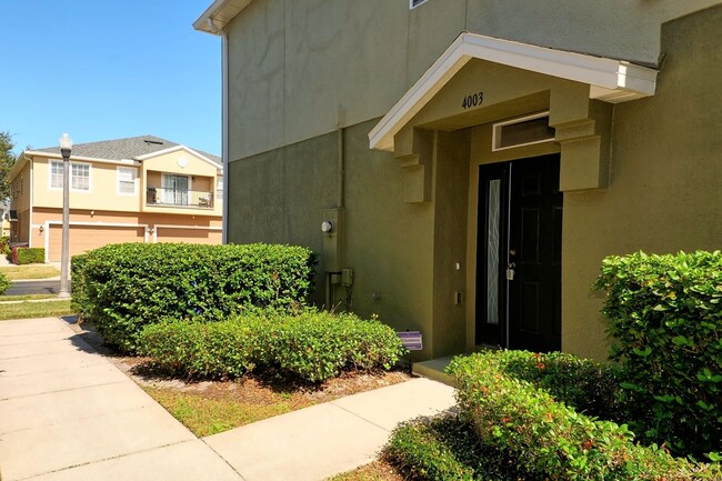 Building Photo - Updated and Spacious 2/2 Townhome with gar...