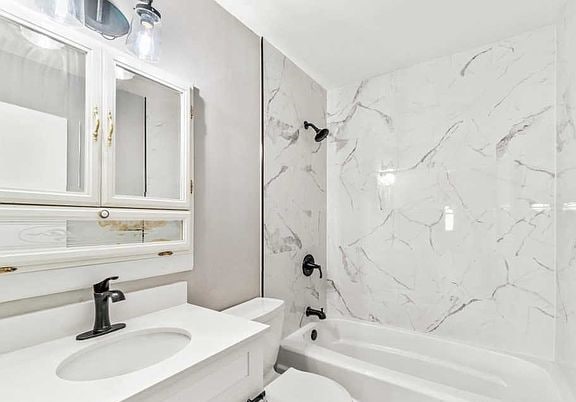 Building Photo - 303 E Staunton Ave