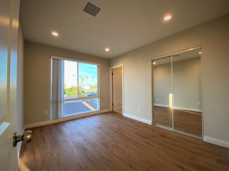 Building Photo - 5544 Romaine St