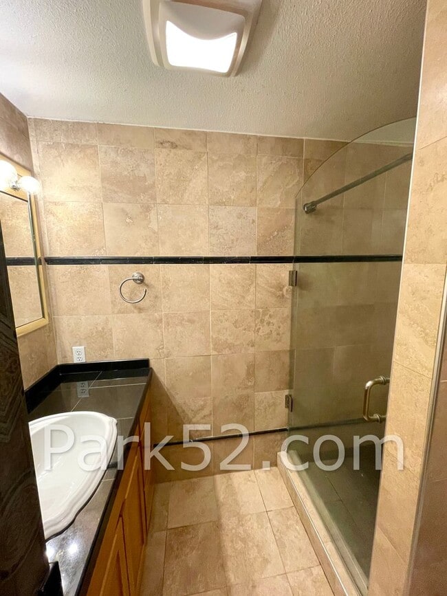 Building Photo - 2 Bedroom Tacoma Townhome
