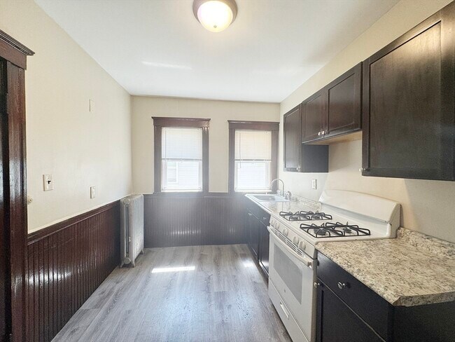 Building Photo - 211 Gladstone St
