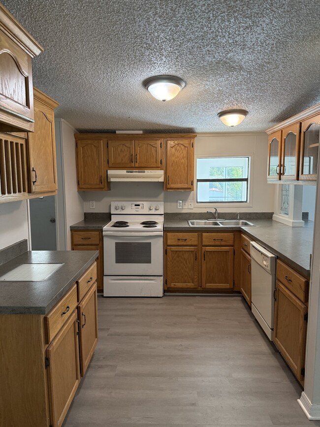 Building Photo - 610 Wolf Run