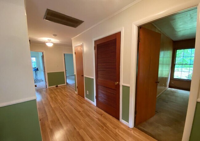 Building Photo - 140 Tuxedo Dr