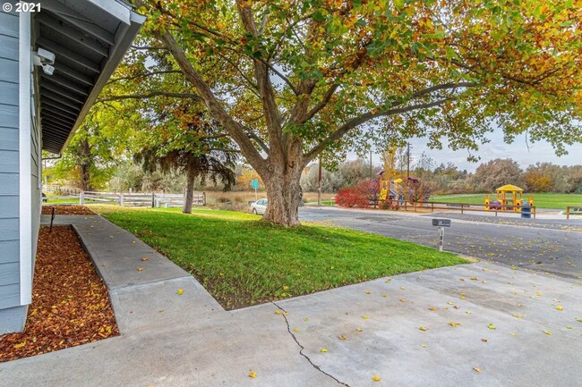 Building Photo - Beautiful Hermiston Home