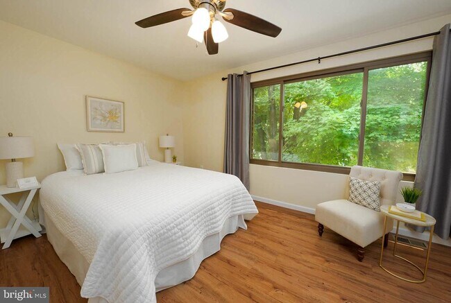 Building Photo - 1025 Commanders Way N