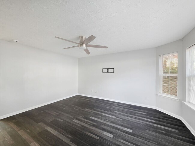 Building Photo - Charming Forest Park Townhome with Modern Finishes