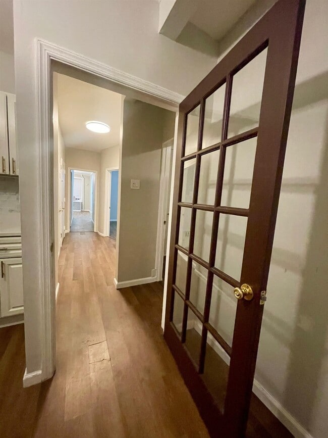 Building Photo - 162 Nelson Ave