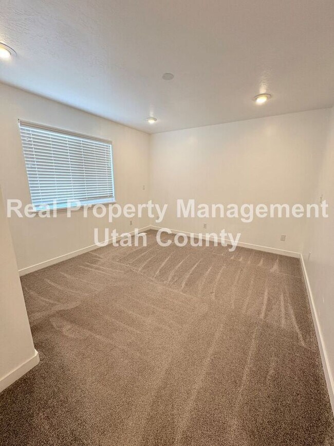 Building Photo - 614 N 550 E St