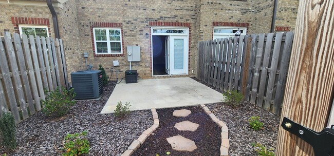 Building Photo - Townhome w/gargae convenient to shopping a...