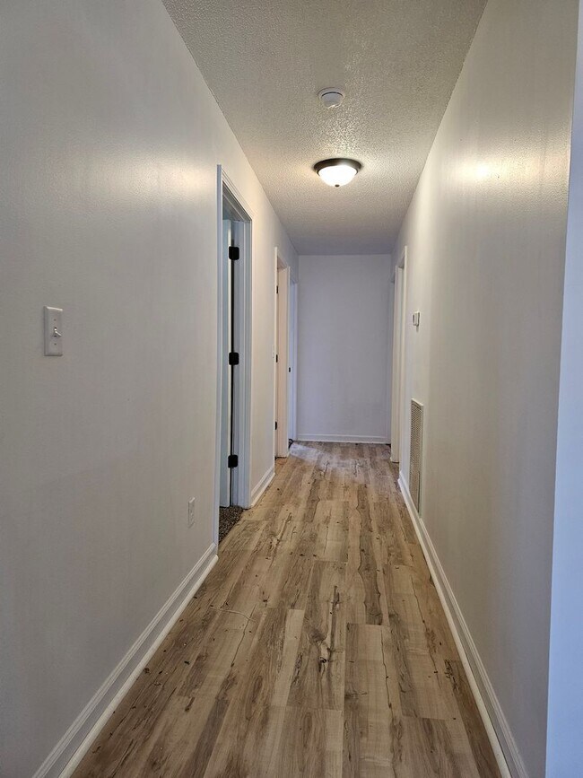 Building Photo - Spacious 4 Bedroom 2 Bath Upstairs unit!