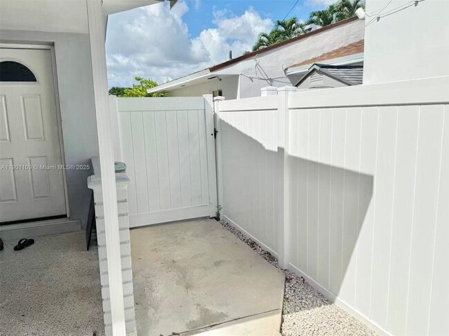 Building Photo - 940 NW 32nd Ct