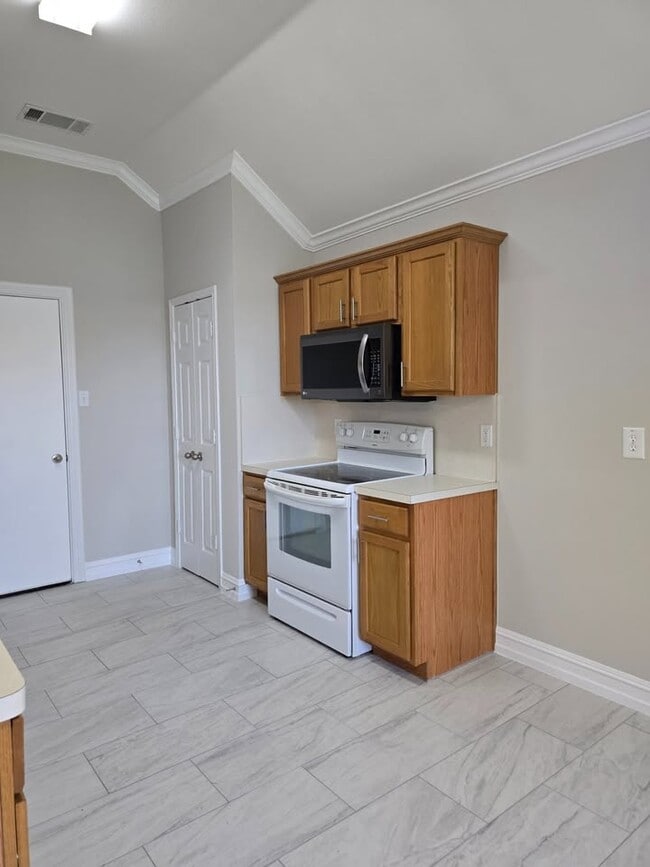 Building Photo - 613 Countryside Dr