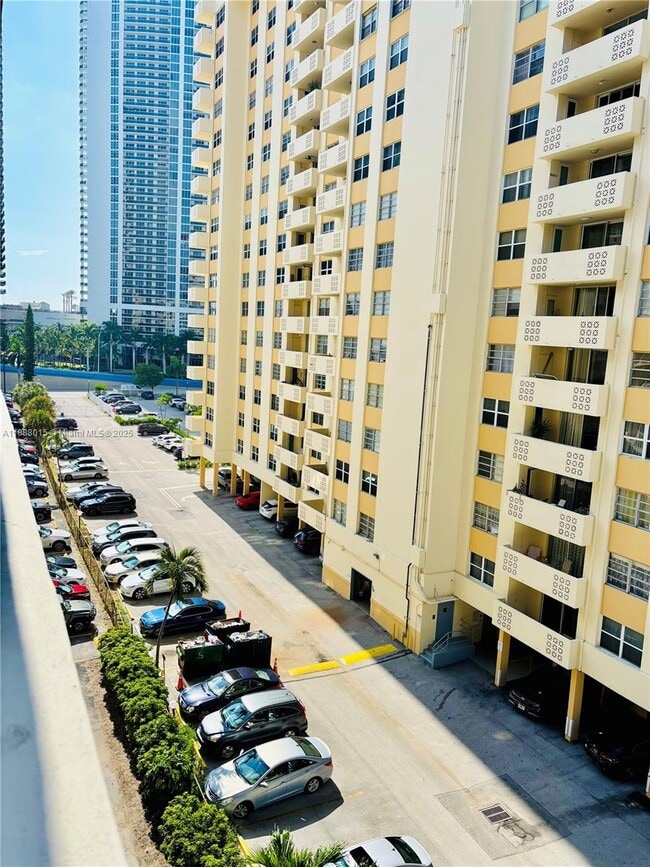 Building Photo - 1817 S Ocean Dr