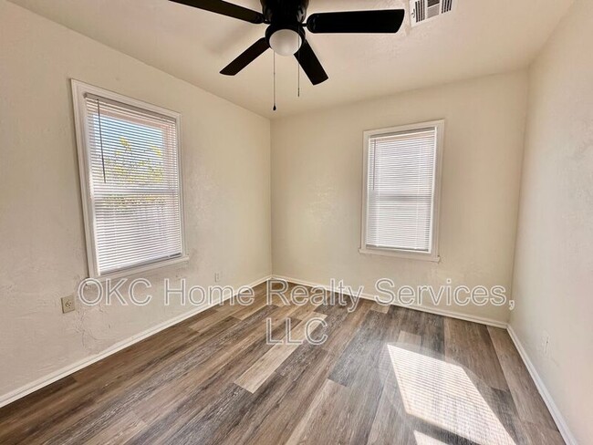 Building Photo - 3516 S St Clair Ave