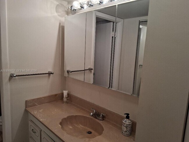 Building Photo - 1100 St Charles Pl