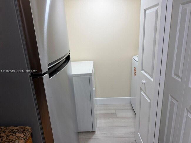 Building Photo - 560 S Park Rd