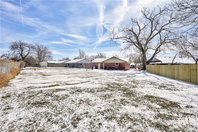 Building Photo - 330 Overton Dr