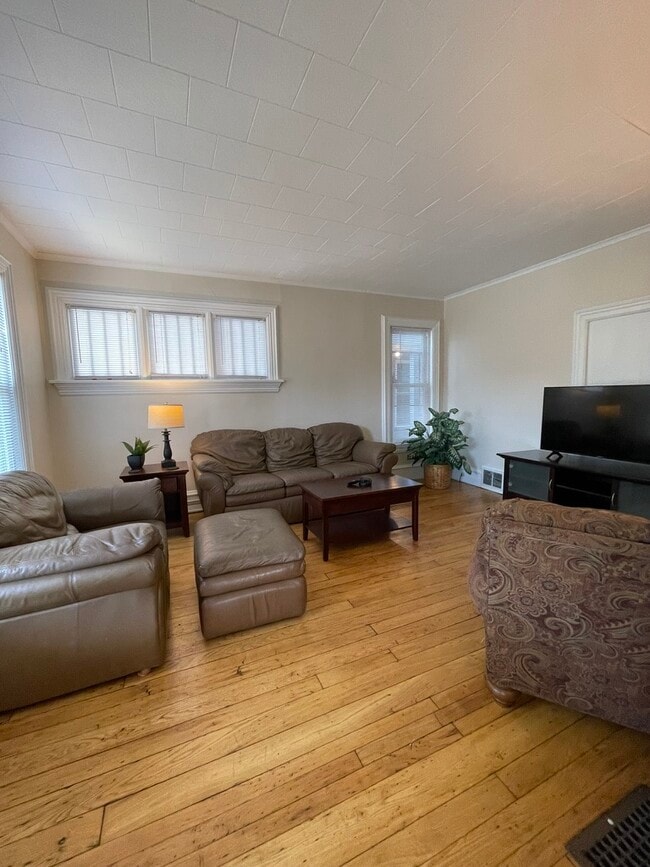 Building Photo - 1148 Memorial Ave