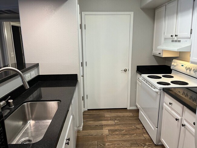 Building Photo - Stunning, fully-remodeled 1 bedroom at Tus...