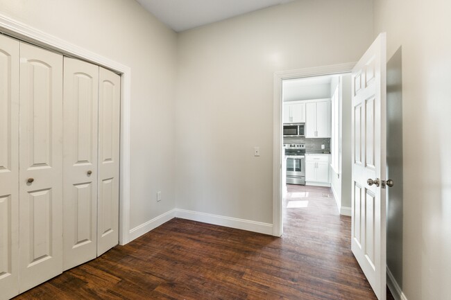 Building Photo - 307 Taylor Ave