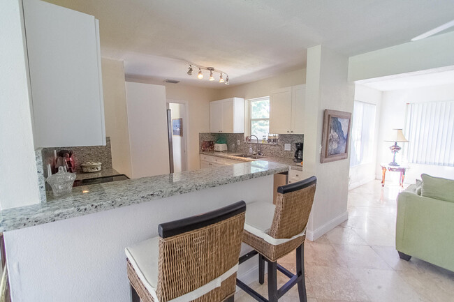 Building Photo - 927 W Royal Palm Rd