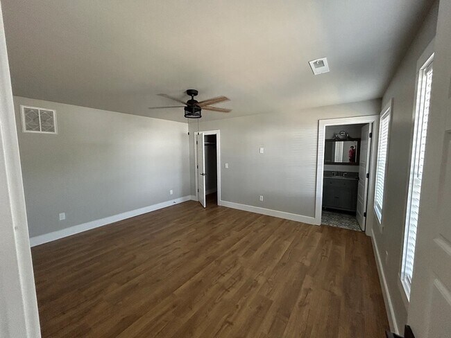 Building Photo - 1925 Lakeshore Dr