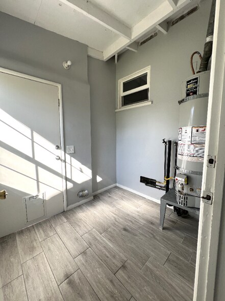 Building Photo - 1122 E Santa Fe Ave